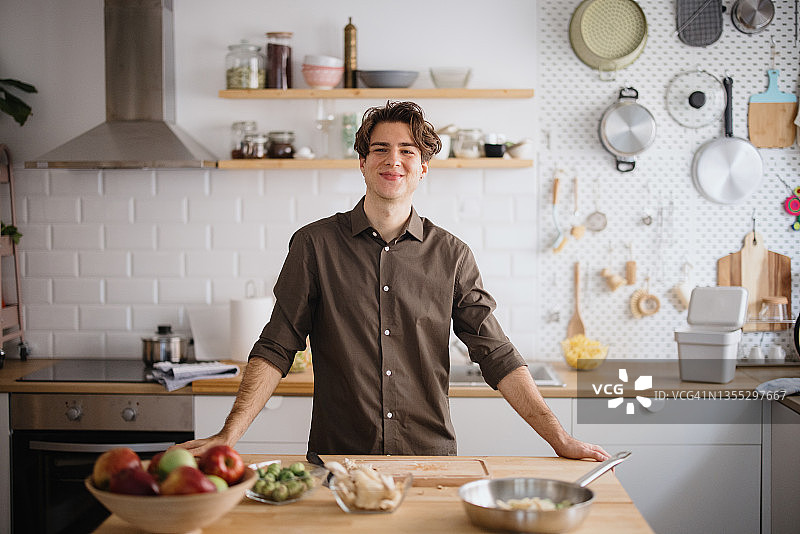厨房里年轻男人的微笑肖像图片素材