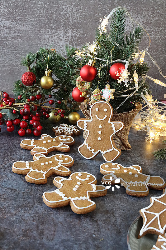 姜饼人在圣诞树前图片素材