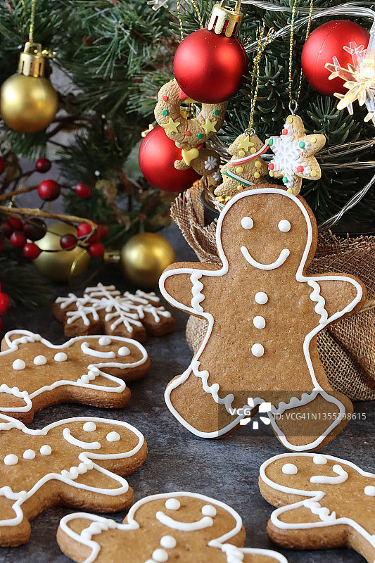 自制姜饼人与迷你圣诞树特写图片素材