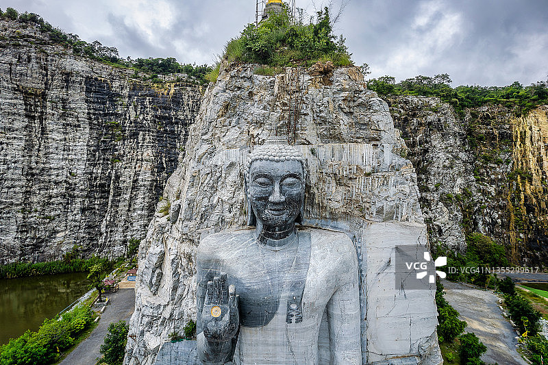 泰国素攀武里府考 Tham Thiam 寺石佛像的日出航拍图图片素材