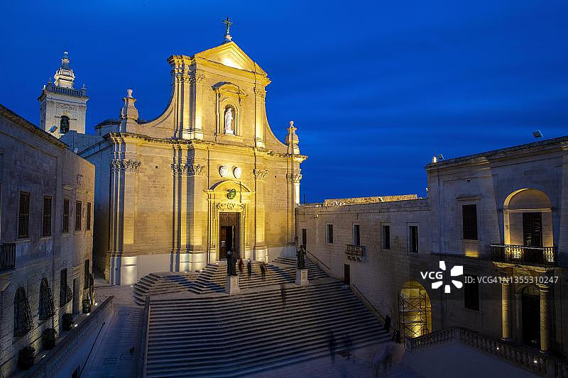 戈佐城堡圣玛利亚大教堂在蓝色时分的黄昏，前景庭院和阶梯，戈佐岛维多利亚图片素材