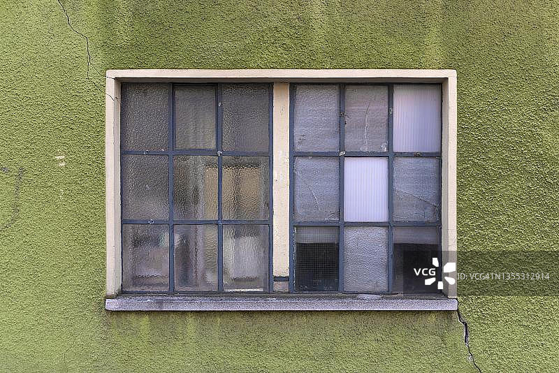 旧铅框窗户，位于德国巴伐利亚州米特尔弗兰肯地区的赫尔斯布鲁克图片素材