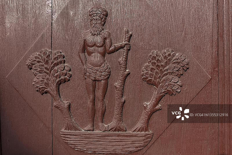 德国巴伐利亚州赫尔斯布鲁克的前农庄大门上的本土古老浮雕,现为家园和牧羊人博物馆图片素材