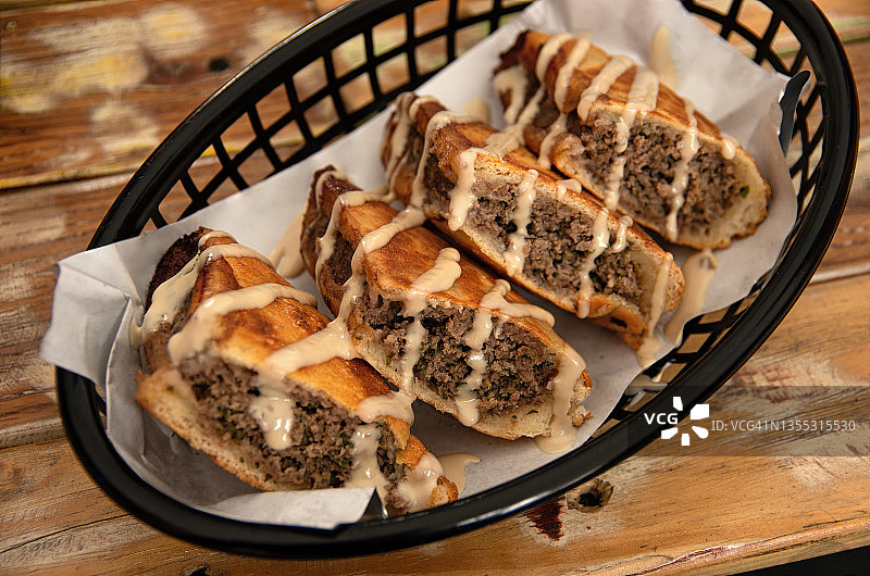 阿拉伯肉馅皮塔饼配芝麻酱图片素材