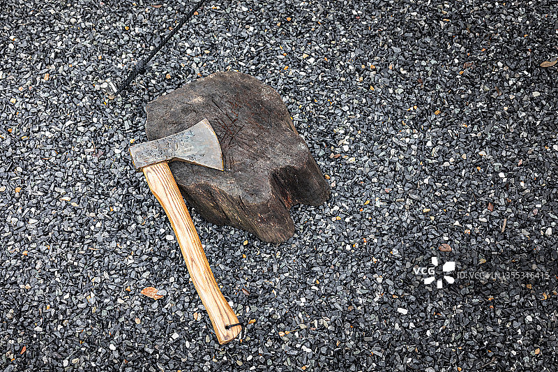 黑暗中埋在树桩里的斧头图片素材