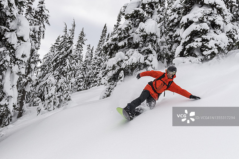 在滑雪道上用新鲜的粉末滑雪图片素材