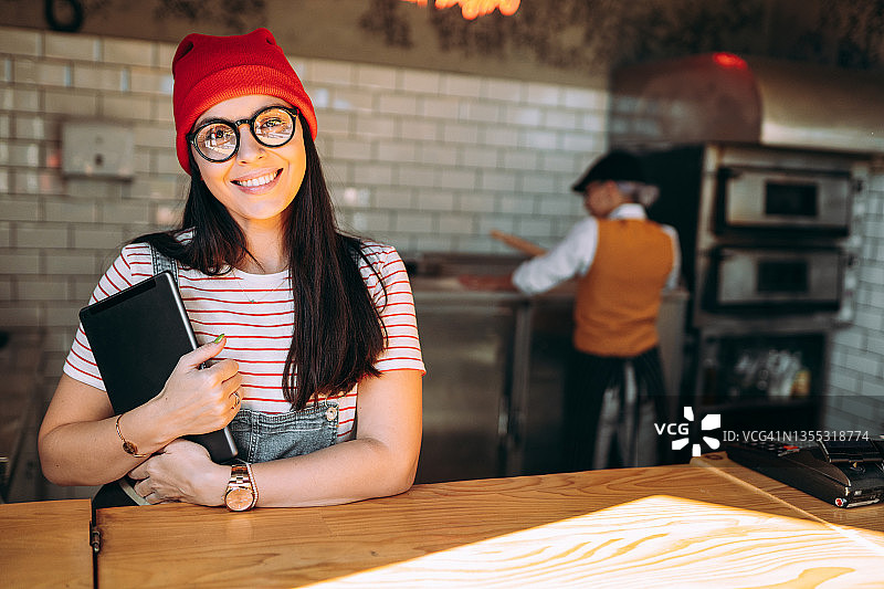 闺蜜店主使用平板电脑图片素材