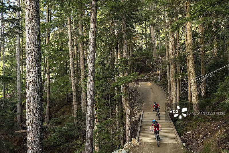 在山地自行车度假的情侣图片素材