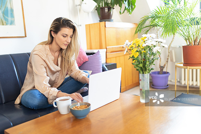 在家工作的年轻女性图片素材