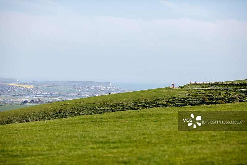 骑自行车的人在南唐斯丘陵骑行图片素材