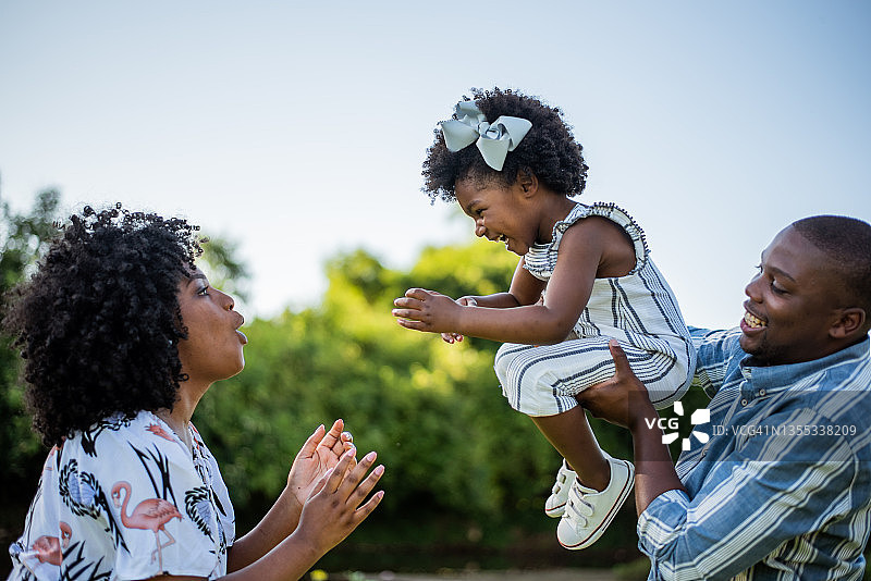 非裔美国家庭在公园玩耍图片素材