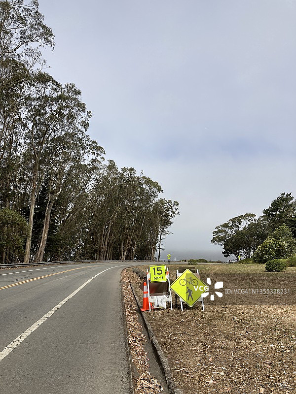 旧金山 Presidio 的一条缓慢的街道图片素材
