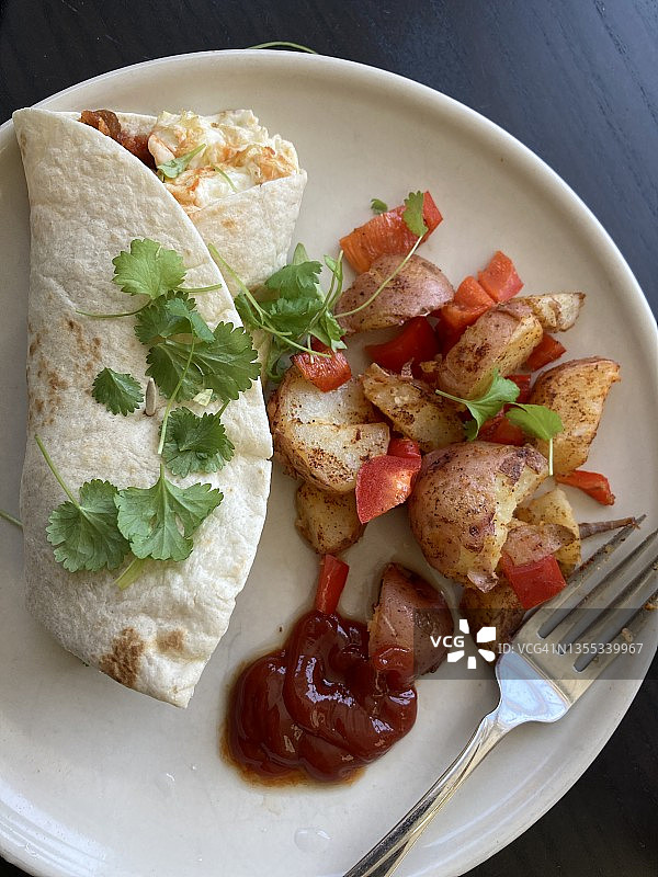 自制早餐卷饼和炸土豆图片素材