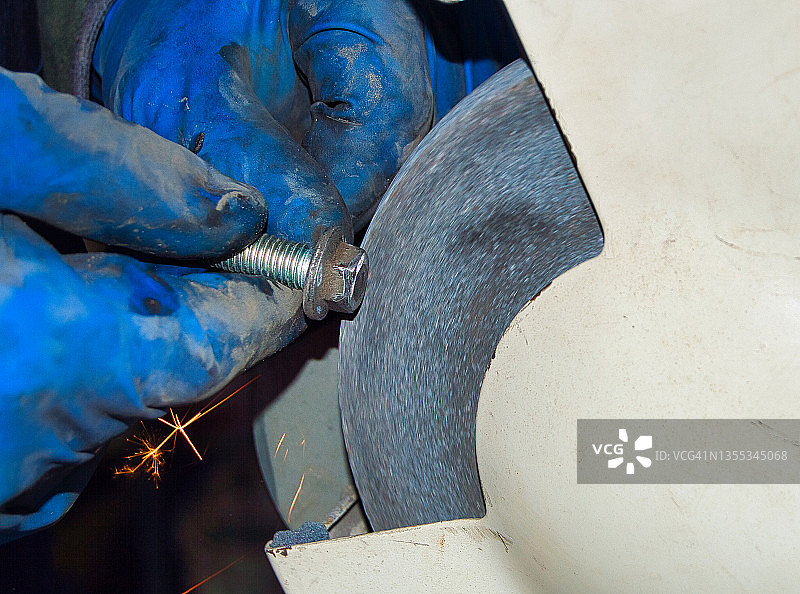 用台式研磨机磨损螺丝图片素材