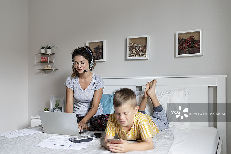 在家工作的忙碌母亲图片素材