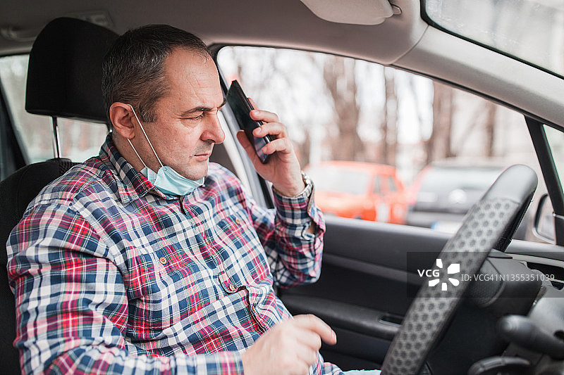 开车时使用手机的严肃男人图片素材