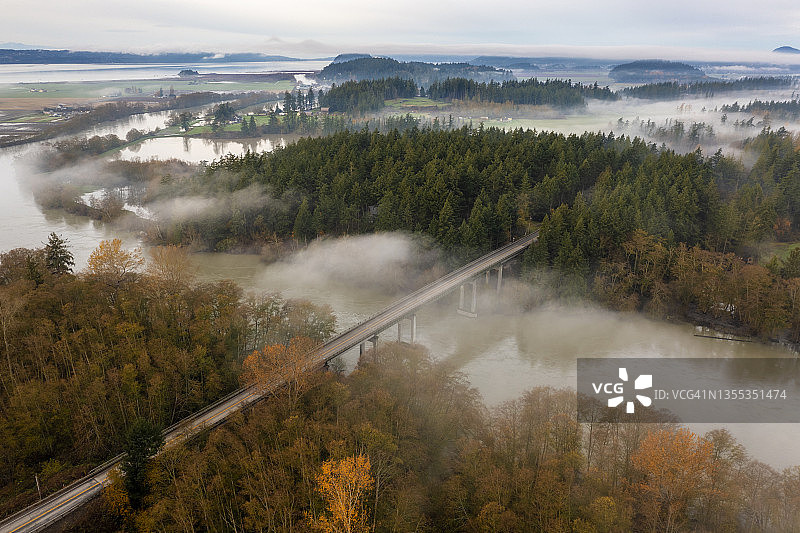 斯卡吉特县南叉斯卡吉特河大桥上的雾图片素材