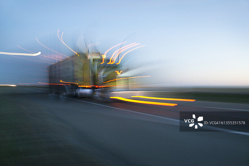 行驶中的卡车图片素材