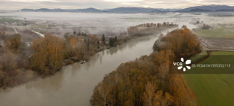 秋日斯卡吉特河谷的雾气图片素材