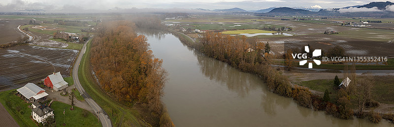 秋日斯卡吉特河谷的雾气图片素材