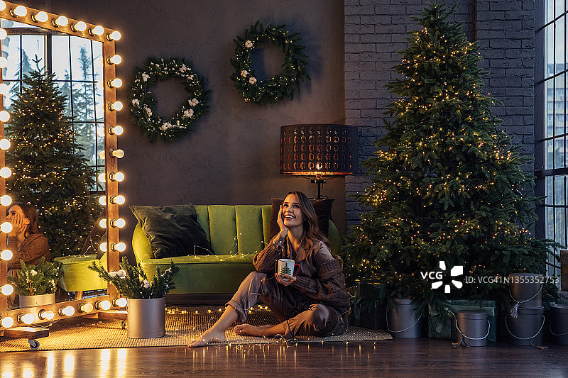 女人坐在圣诞节气氛中图片素材