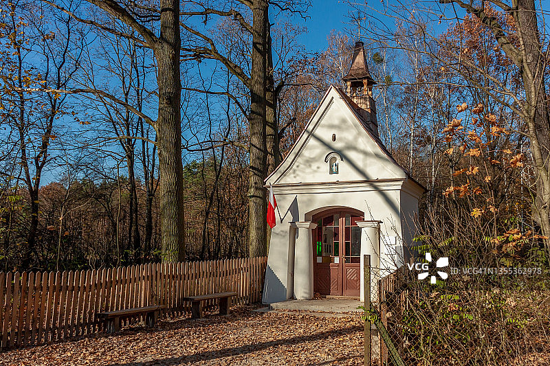 乡村地区的白色教堂图片素材