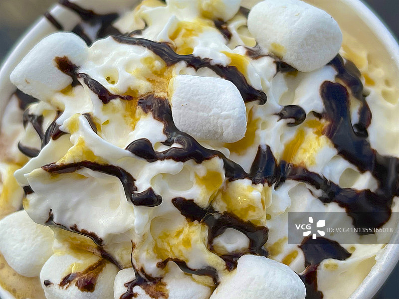 热巧克力上的棉花糖、糖浆和搅打奶油图片素材