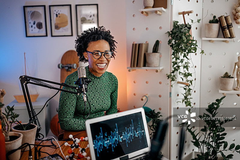 年轻女子录制播客图片素材