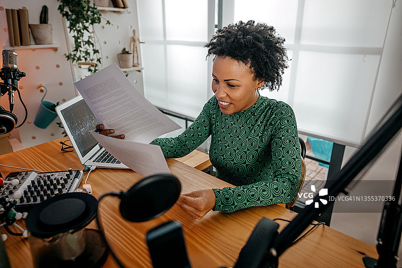 女人在工作室阅读文件图片素材