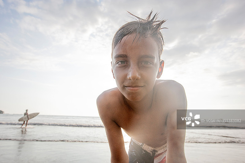 沙滩上的男孩图片素材
