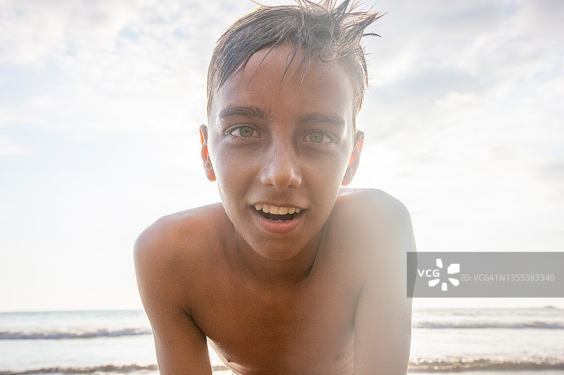 沙滩上的男孩图片素材