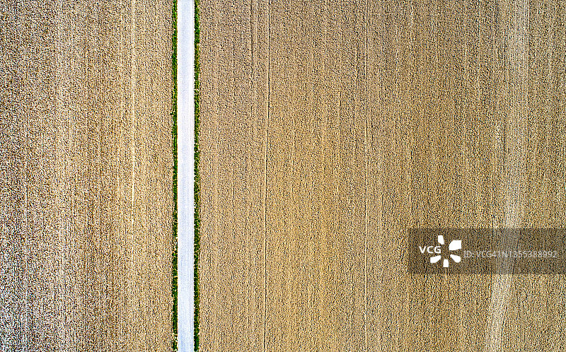 穿过农田的乡间公路图片素材