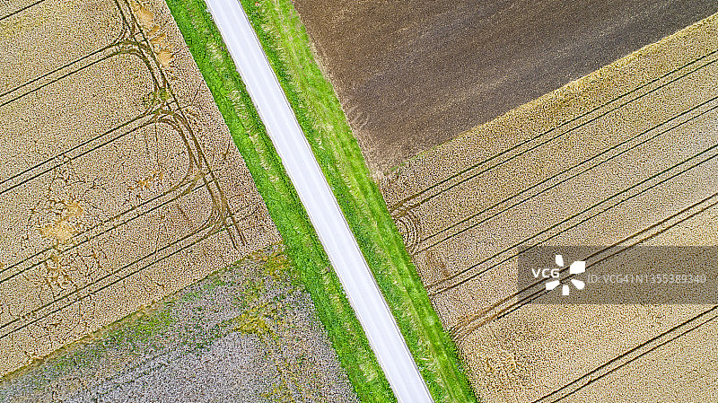 穿过农田的乡村公路俯视图图片素材