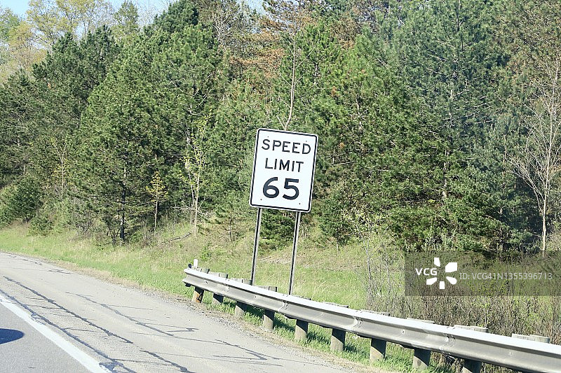 路边的限速标志图片素材