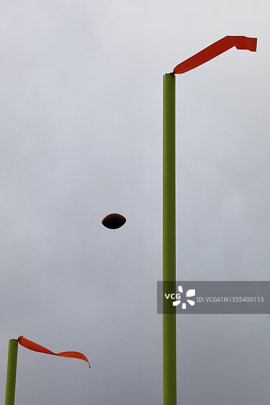 足球飞过球门柱得分图片素材