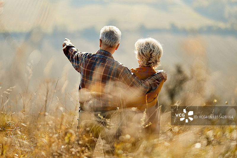 看那边，亲爱的！图片素材