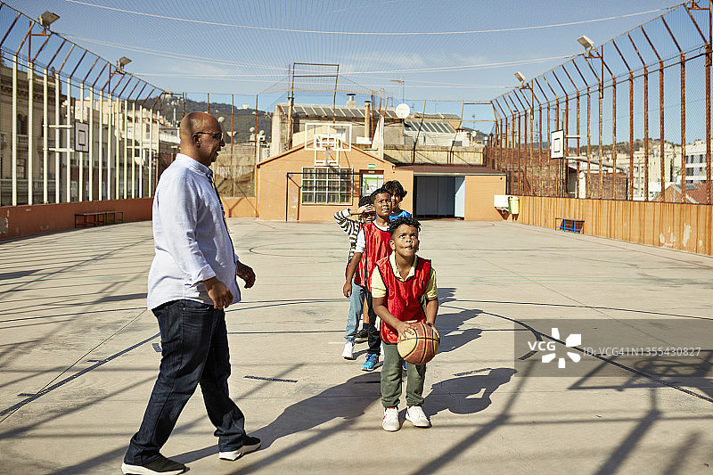 年轻男学生罚球前专注图片素材