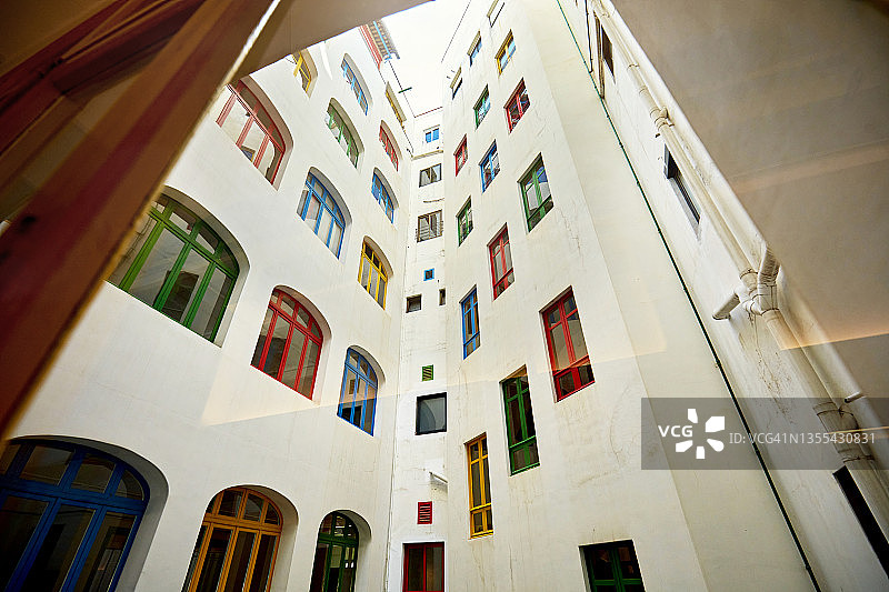 透过窗户拍摄的小学校园图片素材