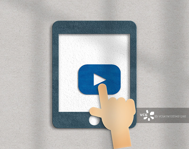 工作中人手触摸设备屏幕上的播放按钮图片素材