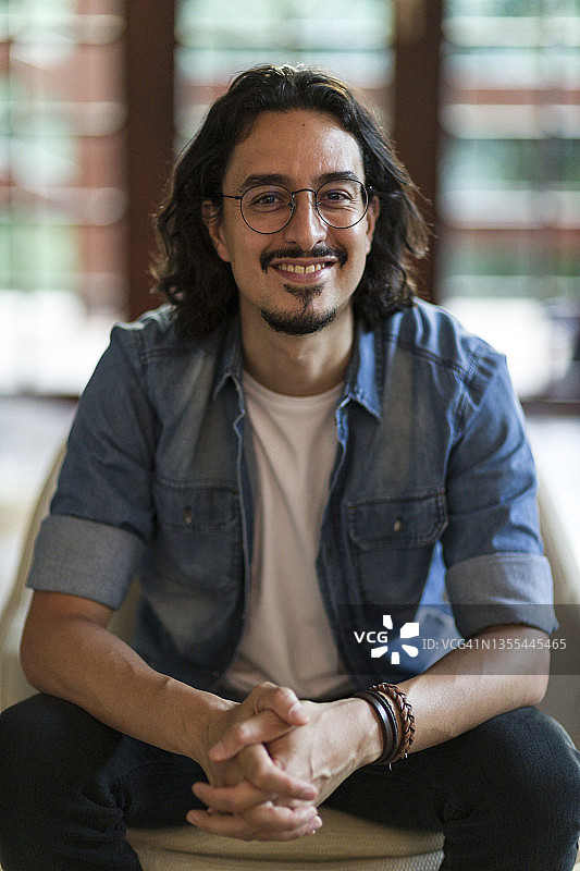 从屋内拍摄的男子肖像图片素材