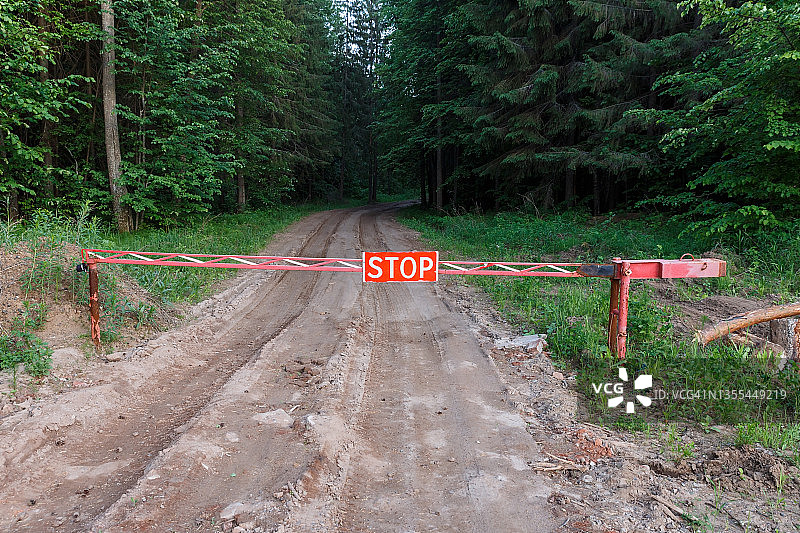 道路上的停车标志图片素材