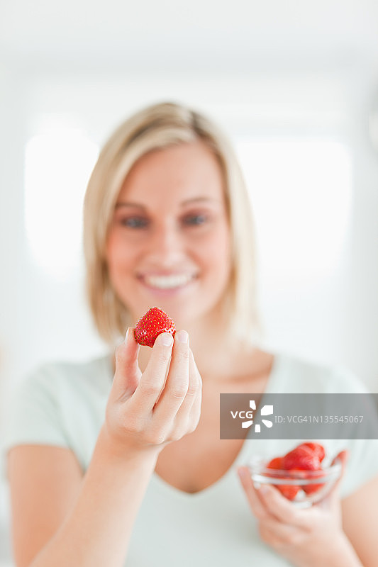 女人愉快地看着草莓图片素材