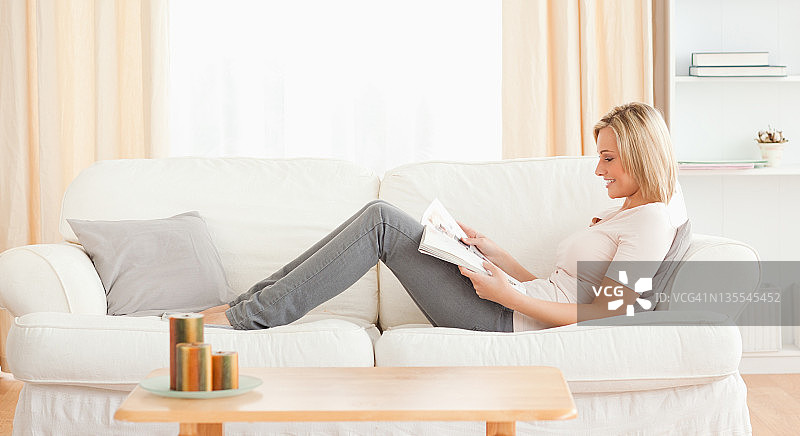 女人在阅读杂志图片素材