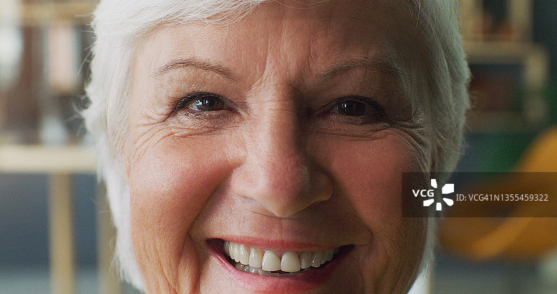 一个妇女在家微笑的特写镜头图片素材