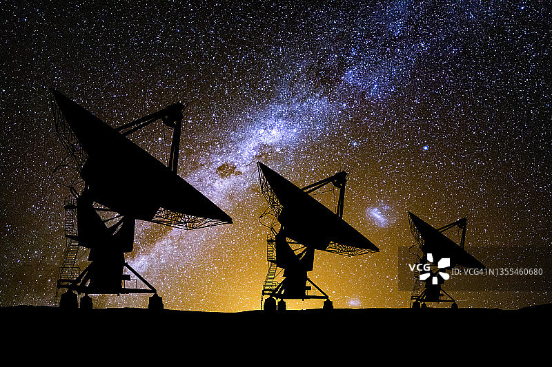 星空背景下的大型射电望远镜图片素材