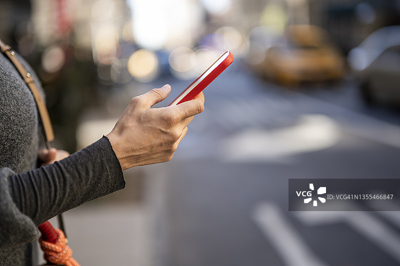 女性手持智能手机特写图片素材