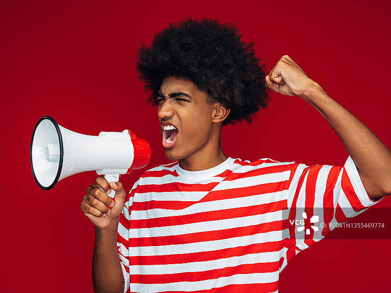 手持扩音器的非洲裔男子人像图片素材