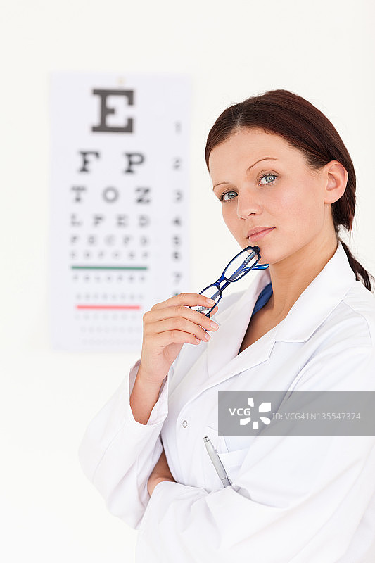 正在进行视力测试的女验光师图片素材