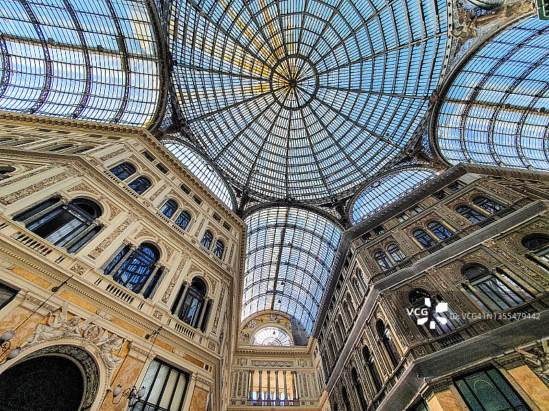 意大利那不勒斯翁贝托一世拱廊街的仰视角度图片素材