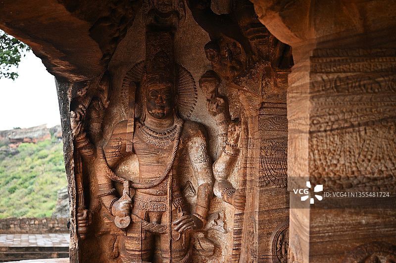 巴达米印度教石窟寺庙内的柱子上精美的印度教神像雕刻图片素材